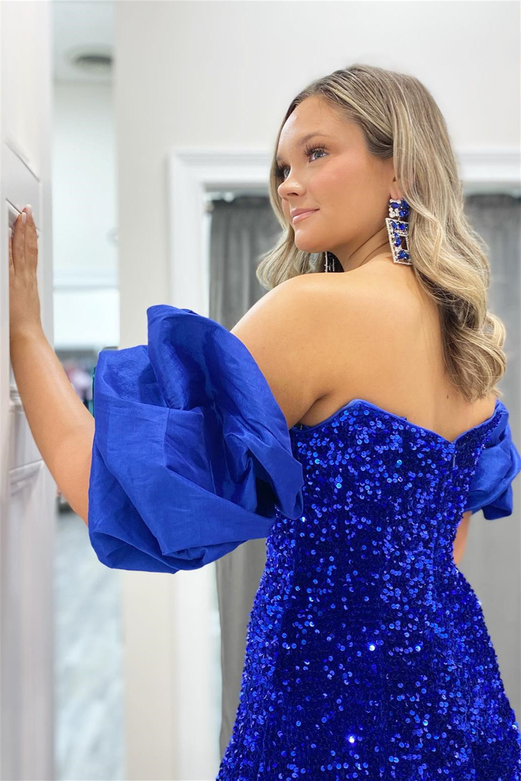 Gorgeous Mermaid-Style Off-the-Shoulder Prom Dress with Sequins and Rose-Shaped Puff Sleeves for an Elegant Look