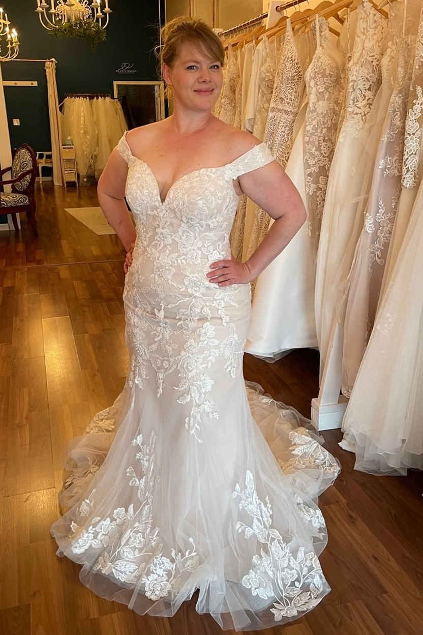 Plus Size Off-the-Shoulder White Mermaid Style Long Wedding Dress for Brides
