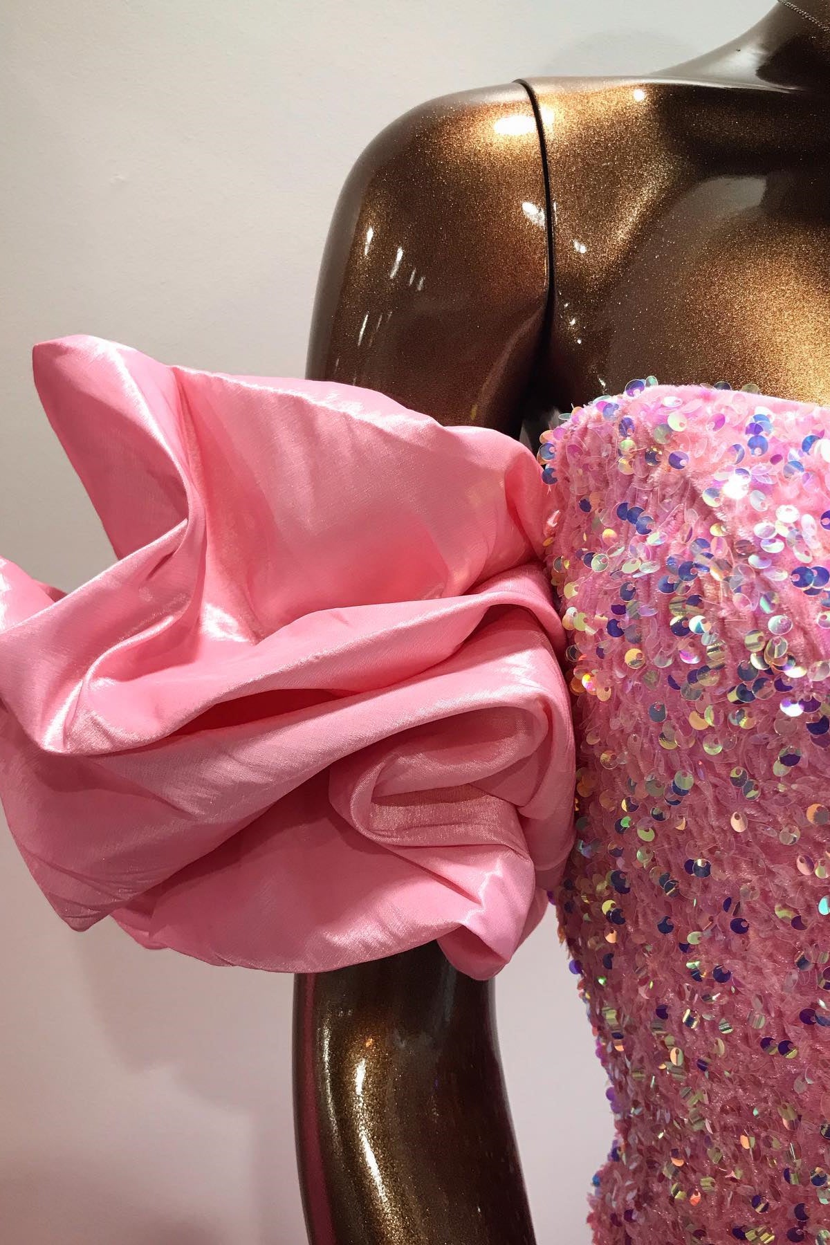 Gorgeous Mermaid-Style Off-the-Shoulder Prom Dress with Sequins and Rose-Shaped Puff Sleeves for an Elegant Look