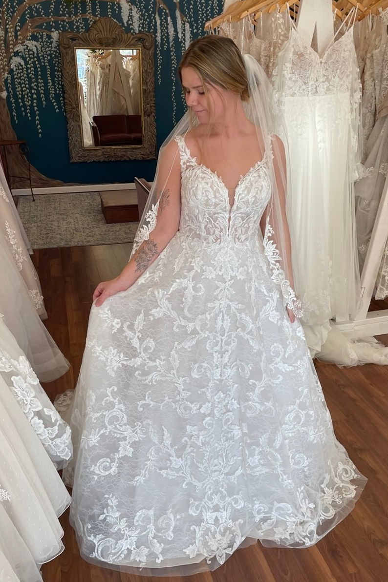 Exquisite Princess A-Line White Tulle Wedding Dress with Appliqués